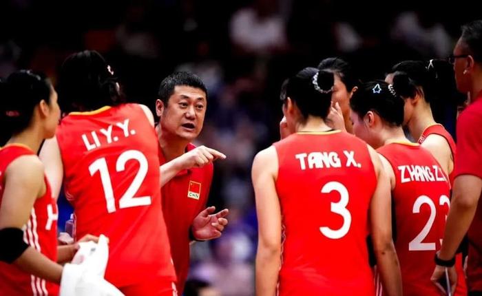 中国女排交学费引质疑，杨昊说打整体排球惹争议，2号球衣没传承